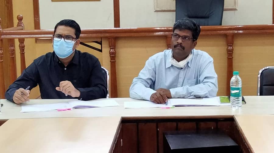 ರಾಯಚೂರು ಜಿಲ್ಲಾಧಿಕಾರಿ ಕಚೇರಿ ಸಭಾಂಗಣದಲ್ಲಿ ಜಿಲ್ಲಾಧಿಕಾರಿ ಡಾ.ಬಿ.ಸಿ.ಸತೀಶ್ ಅವರು ಮಹತ್ವಾಕಾಂಕ್ವಿ ಜಿಲ್ಲೆಗೆ ಸಂಬಂಧಿಸಿ ಮಂಗಳವಾರ ವಿವಿಧ ಇಲಾಖೆಗಳ ಪ್ರಗತಿ ಪರಿಶೀಲನೆ ಸಭೆ ನಡೆಸಿದರು