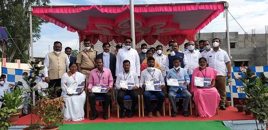 ಚಿಂಚೋಳಿ ತಾಲ್ಲೂಕಿನ ಭಂಟನಳ್ಳಿ ಗ್ರಾಮ ಮತ್ತು ಪಸ್ತಪುರ ತಾಂಡಾದಲ್ಲಿಶೇ 100ರಷ್ಟು ಲಸಿಕಾಕರಣ ಸಾಧಿಸಿದ ವೈದ್ಯರನ್ನು ಸನ್ಮಾನಿಸಲಾಯಿತು