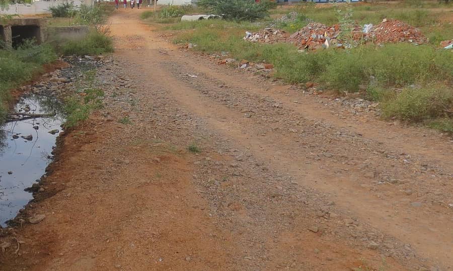 ಚಳ್ಳಕೆರೆ ತಾಲ್ಲೂಕಿನ ಕುರಿನಿಂಗಯ್ಯನಹಟ್ಟಿ ಗ್ರಾಮ ದ ರಸ್ತೆ