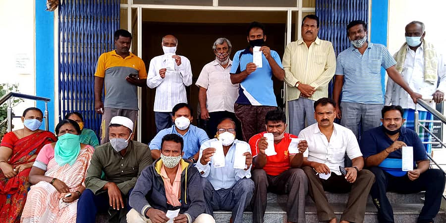 ತುರುವೇಕೆರೆಯ ಸುಬ್ರಹ್ಮಣ್ಯಂ ನಗರ ಸೇರಿದಂತೆ ವಿವಿಧ ಬಡಾವಣೆಗಳ ಗ್ರಾಹಕರು, ವಿದ್ಯುತ್‌ ಬಿಲ್‌ನಲ್ಲಿನ ವ್ಯತ್ಯಯ ಖಂಡಿಸಿ ಪ್ರತಿಭಟಿಸಿದರು