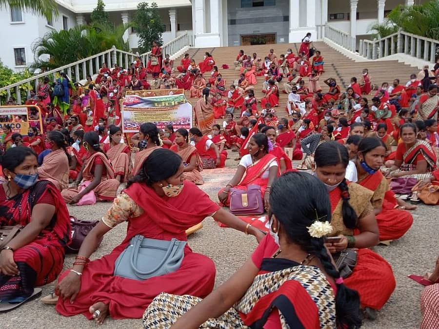 ಜಿಲ್ಲಾಧಿಕಾರಿ ಕಚೇರಿ ಎದುರು ಅಂಗನವಾಡಿ ನೌಕರರು ನಡೆಸುತ್ತಿರುವ ಅನಿರ್ದಿಷ್ಟಾವಧಿ ಪ್ರತಿಭಟನೆಯಲ್ಲಿ ಪಾಲ್ಗೊಂಡಿರುವ ಗೌರಿಬಿದನೂರು ತಾಲ್ಲೂಕಿನ ಅಂಗನವಾಡಿ ನೌಕರರು