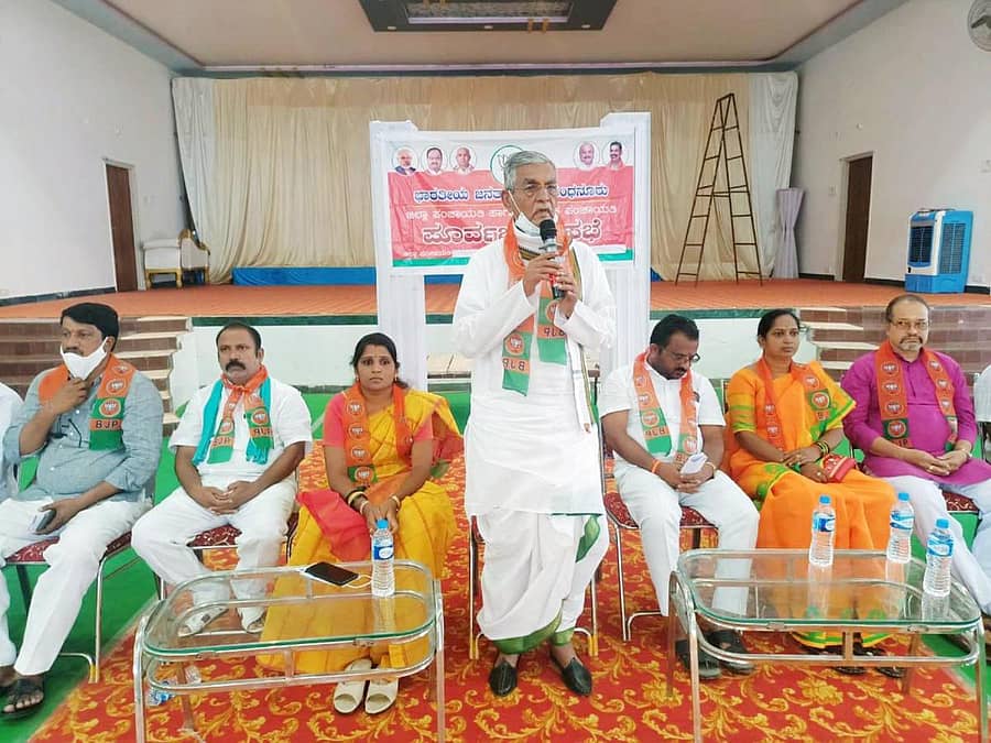 ಸಿಂಧನೂರಿನ ಕನಕದಾಸ ಕಲ್ಯಾಣ ಮಂಟಪದಲ್ಲಿ ನಡೆದ ಬಿಜೆಪಿ ತಾಲ್ಲೂಕು ಮತ್ತು ಜಿಲ್ಲಾ ಪಂಚಾಯಿತಿ ಚುನಾವಣಾ ಪೂರ್ವಭಾವಿ ಸಭೆಯಲ್ಲಿ ಮಾಜಿ ಸಂಸದ ಕೆ.ವಿರೂಪಾಕ್ಷಪ್ಪ ಮಾತನಾಡಿದರು