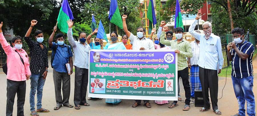 ತುಮಕೂರಿನಲ್ಲಿ ಕೊಳಗೇರಿ ನಿವಾಸಿಗಳ ಹಿತರಕ್ಷಣಾ ಸಮಿತಿ ಹಮ್ಮಿಕೊಂಡಿದ್ದ ಪ್ರತಿಭಟನೆಯಲ್ಲಿ ಪಾಲ್ಗೊಂಡಿದ್ದ ಪದಾಧಿಕಾರಿಗಳಾದ ಅರುಣ್, ತಿರುಮಲಯ್ಯ, ಟಿ.ಆರ್.ಮೋಹನ್, ಶಂಕರಯ್ಯ, ರಂಗನಾಥ್, ಹಯಾತ್ ಸಾಬ್, ಮಂಗಳಮ್ಮ, ಶಾರದಮ್ಮ, ಗಂಗಮ್ಮ, ಸುಧಾ, ಸುನಂದ, ಹನುಮಕ್ಕ, ಧನಂಜಯ್, ಮುರುಗನ್, ಮಾದವನ್, ಮುದ್ದಯ್ಯ ಇದ್ದರು