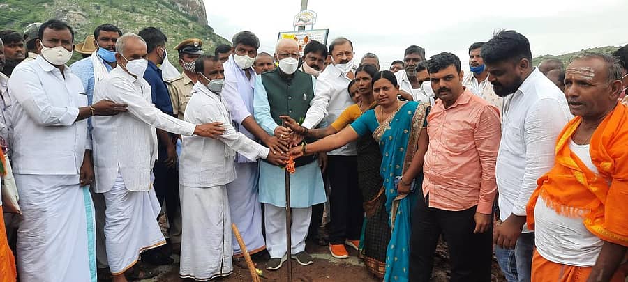 ಉಚ್ಚಂಗಿದುರ್ಗ ಗ್ರಾಮದ ಹೈಟೆಕ್ ಬಸ್ ನಿಲ್ದಾಣ ನಿರ್ಮಾಣಕ್ಕೆ ಮಂಗಳವಾರ ಭೂಮಿ ಪೂಜೆ ನೆರವೇರಿಸಲಾಯಿತು.