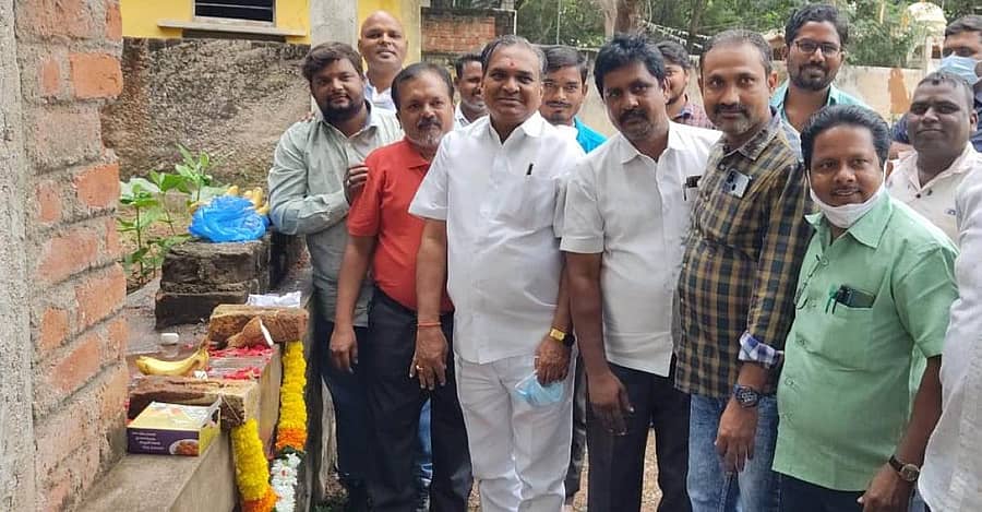 ಶಾಸಕ ಪರಣ್ಣ ಮುನವಳ್ಳಿ ಅವರು ಗ್ರಂಥಾಲಯ ಕಟ್ಟಡ ಕಾಮಗಾರಿಗೆ ಪೂಜೆ ನೆರವೇರಿಸಿದರು