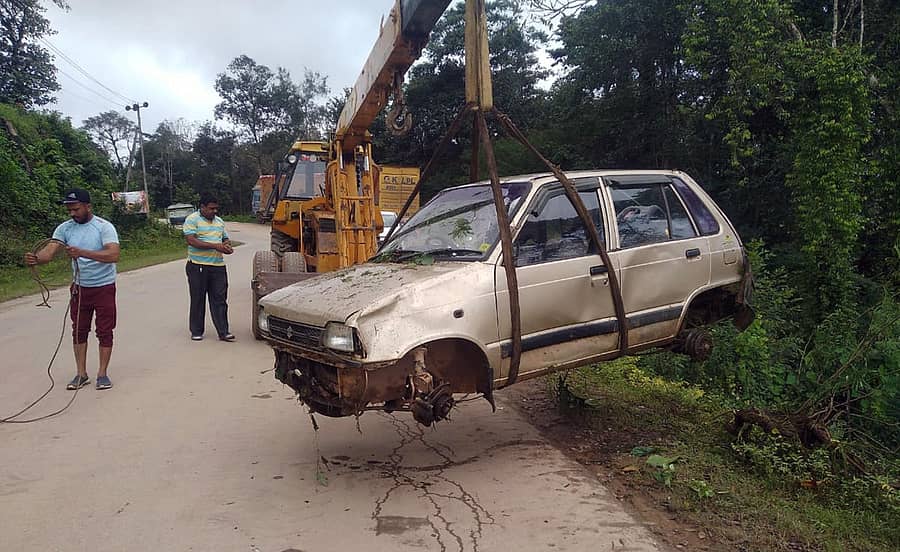 ಸಕಲೇಶಪುರ ತಾಲ್ಲೂಕು ದೋಣಿಗಾಲ್ ಬಳಿ ಅಪಘಾತಕ್ಕೀಡಾಗಿದ್ದ ಕಾರಿನಲ್ಲಿದ್ದ ನಾಲ್ಕೂ ಚಕ್ರಗಳನ್ನು ಕಳ್ಳರು ಕಳವು ಮಾಡಿರುವುದು