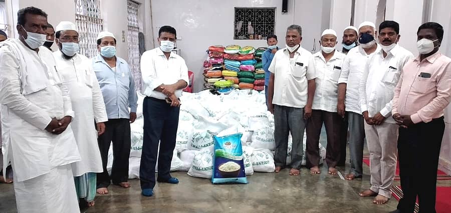 ಗೋಕಾಕದ ನೆರೆ ಸಂತ್ರಸ್ತರಿಗಾಗಿ ನಾಯಕನಹಟ್ಟಿ ಪಟ್ಟಣದ ಜಾಮಿಯಾ ಮಸೀದಿಯಲ್ಲಿ ಮಂಗಳವಾರ ಆಹಾರ ಕಿಟ್ಗಳನ್ನು ಸಂಗ್ರಹಿಸಿರುವುದು.