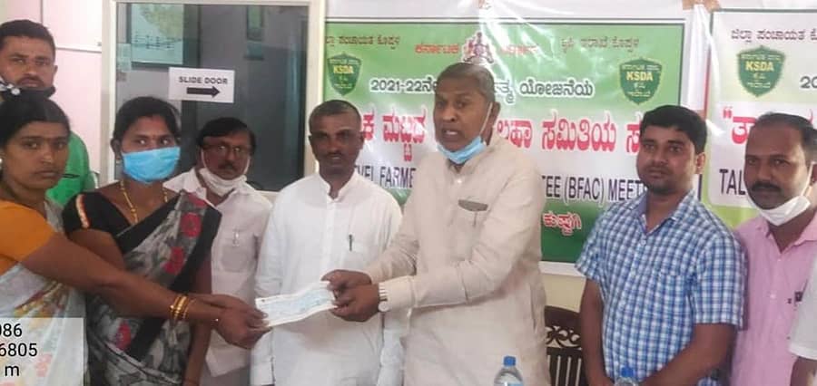 ಕುಷ್ಟಗಿ ತಾಲ್ಲೂಕು ದುರ್ಗಾದೇವಿ ಮಹಿಳಾ ಸಂಘಕ್ಕೆ ಶಾಸಕ ಅಮರೇಗೌಡ ಬಯ್ಯಾಪುರ ಸುತ್ತುನಿಧಿ ಚೆಕ್ ಹಸ್ತಾಂತರಿಸಿದರು