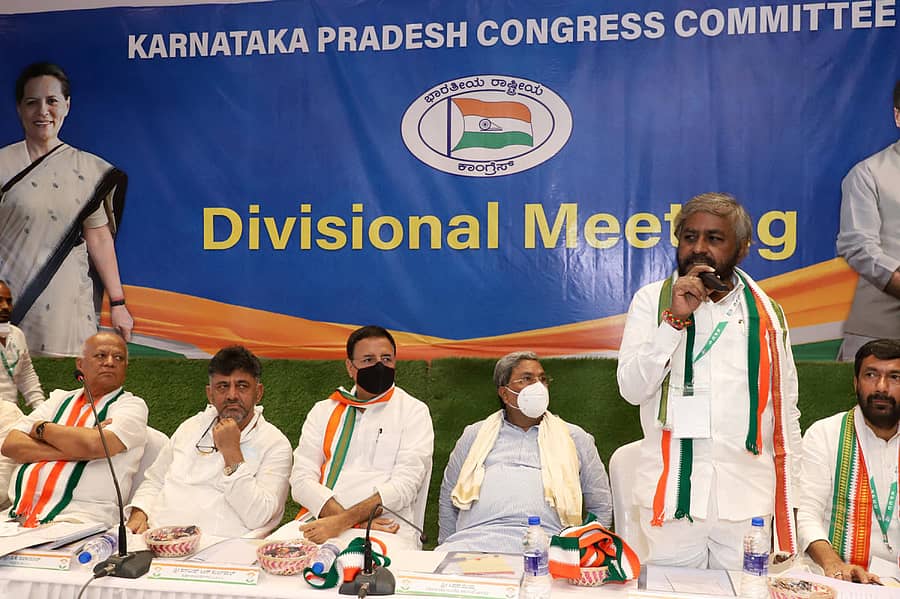 ರಾಯಚೂರಿನ ಸಂತೋಷ ಹಬ್ನಲ್ಲಿ ನಡೆದ ವಿಭಾಗಮಟ್ಟದ ಕಾಂಗ್ರೆಸ್ ಸಮಾವೇಶದಲ್ಲಿ ಕೆಪಿಸಿಸಿ ಕಾರ್ಯಾಧ್ಯಕ್ಷ ಈಶ್ವರ ಖಂಡ್ರೆ ಮಾತನಾಡಿದರು. ಪಕ್ಷದ ರಾಜ್ಯ ಉಸ್ತುವಾರಿ ರಣದೀಪಸಿಂಗ್ ಸುರ್ಜೇವಾಲ್, ವಿಧಾನಸಭೆ ವಿರೋಧ ಪಕ್ಷದ ನಾಯಕ ಸಿದ್ದರಾಮಯ್ಯ, ವಿಧಾನಪರಿಷತ್ ವಿರೋಧ ಪಕ್ಷದ ನಾಯಕ ಎಸ್.ಆರ್.ಪಾಟೀಲ, ಕೆಪಿಸಿಸಿ ಅಧ್ಯಕ್ಷ ಡಿ.ಕೆ.ಶಿವಕುಮಾರ್, ಕೆಪಿಸಿಸಿ ಕಾರ್ಯಾಧ್ಯಕ್ಷ ಸಲೀಂ ಅಹ್ಮದ್ ಭಾಗವಹಿಸಿದ್ದರು