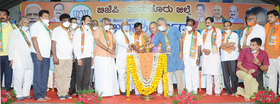 ತುಮಕೂರಿನಲ್ಲಿ ನಡೆದ ಜನಾಶೀರ್ವಾದ ಯಾತ್ರೆ ಕಾರ್ಯಕ್ರಮವನ್ನು ಕೇಂದ್ರ ಸಚಿವ ಎ.ನಾರಾಯಣಸ್ವಾಮಿ ಉದ್ಘಾಟಿಸಿದರು. ಸಚಿವರಾದ ಮಾಧುಸ್ವಾಮಿ, ಬಿ.ಸಿ. ನಾಗೇಶ್ ಹಾಗೂ ಶಾಸಕರು ಇದ್ದರು