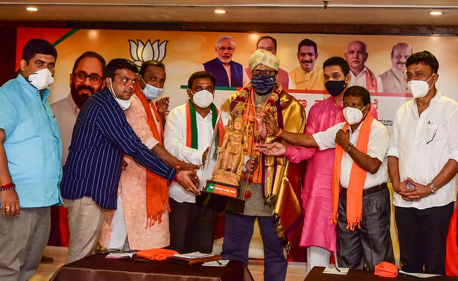 ಮಂಗಳೂರಿನಲ್ಲಿ ಬುಧವಾರ ಆಯೋಜಿಸಿದ್ದ ಜನಾಶೀರ್ವಾದ ಯಾತ್ರೆ ಕಾರ್ಯಕ್ರಮದಲ್ಲಿ ಕೇಂದ್ರ ಸಚಿವ ರಾಜೀವ್ ಚಂದ್ರಶೇಖರ್ ಅವರನ್ನು ಸನ್ಮಾನಿಸಲಾಯಿತು. ಶಾಸಕರಾದ ಡಿ. ವೇದವ್ಯಾಸ ಕಾಮತ್, ಹರೀಶ್ ಪೂಂಜ, ಬಿಜೆಪಿ ವಿಭಾಗ ಪ್ರಭಾರಿ ಉದಯ್ ಕುಮಾರ್ ಶೆಟ್ಟಿ, ಜಿಲ್ಲಾ ಘಟಕದ ಅಧ್ಯಕ್ಷ ಸುದರ್ಶನ್ ಮೂಡುಬಿದಿರೆ, ರಾಜ್ಯ ಘಟಕದ ಅಧ್ಯಕ್ಷ ನಳಿನ್ ಕುಮಾರ್ ಕಟೀಲ್, ಸಚಿವ ಎಸ್. ಅಂಗಾರ, ಶಾಸಕ ರಾಜೇಶ್ ನಾಯ್ಕ್ ಇದ್ದರು –ಪ್ರಜಾವಾಣಿ ಚಿತ್ರ