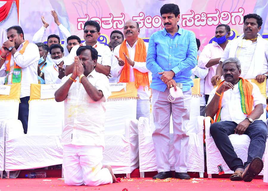 ಚಿತ್ರದುರ್ಗದಲ್ಲಿ ಬುಧವಾರ ನಡೆದ ಸಮಾರಂಭದಲ್ಲಿ ಸಚಿವ ಎ.ನಾರಾಯಣಸ್ವಾಮಿ ಅವರು ಮಂಡಿಯೂರಿ ಮತದಾರರನ್ನು ನಮಸ್ಕರಿಸಿದ ಪರಿ. ಶಾಸಕರಾದ ವೈ.ಎ.ನಾರಾಯಣಸ್ವಾಮಿ, ಎಂ.ಚಂದ್ರಪ್ಪ ಇದ್ದಾರೆ.