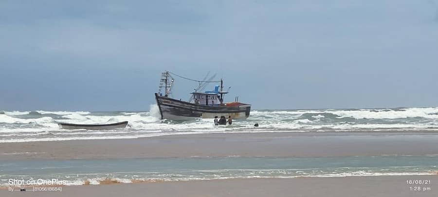 ಹೊನ್ನಾವರದ ಕಾಸರಕೋಡ ಟೊಂಕ ಸಮೀಪ ಶರಾವತಿ ಅಳಿವೆಯಲ್ಲಿ ಬುಧವಾರ ಸಿಲುಕಿದ ದೋಣಿ