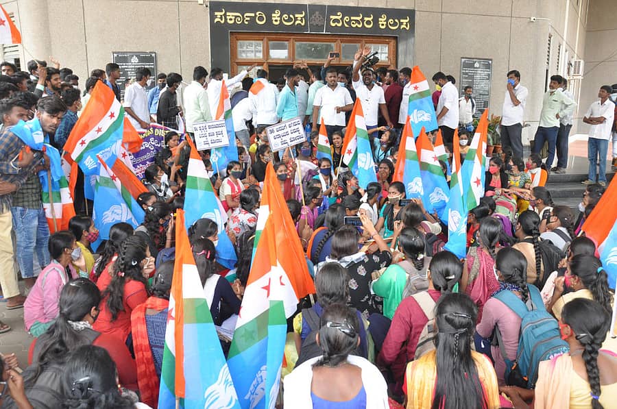 ಪ್ರತಿಭಟನನಿರತ ಎನ್‌ಎಸ್‌ಯುಐ ಕಾರ್ಯಕರ್ತರು ಬುಧವಾರ ಜಿಲ್ಲಾಡಳಿತ ಭವನಕ್ಕೆ ಮುತ್ತಿಗೆ ಹಾಕಲು ಯತ್ನಿಸಿದರು