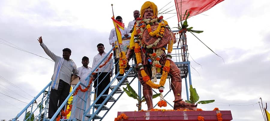 ಡಂಬಳ ಹೋಬಳಿಯ ಡೋಣಿ ಗ್ರಾಮದಲ್ಲಿ ಬುಧವಾರ ಕ್ರಾಂತಿವೀರ ಸಂಗೊಳ್ಳಿ ರಾಯಣ್ಣನ ಮೂರ್ತಿ ಸ್ಥಾಪನೆ ಮಾಡಲಾಯಿತು