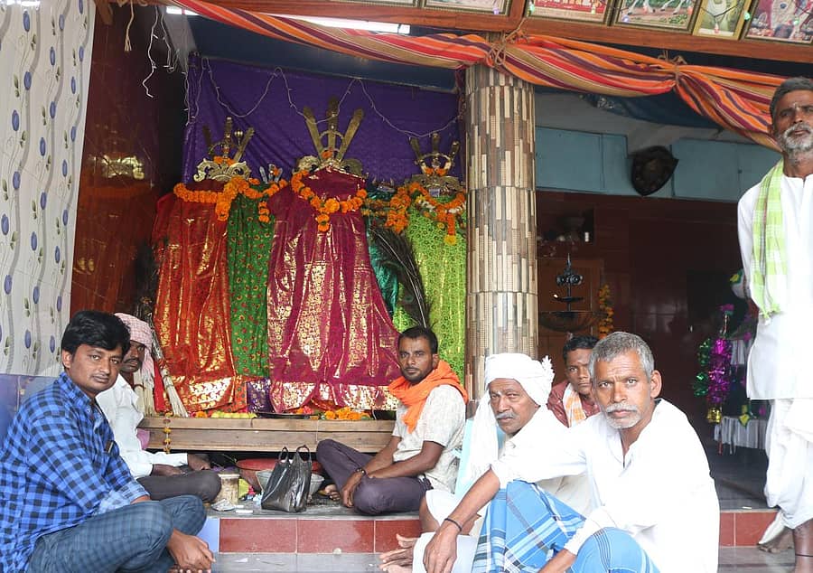 ಹರ್ಲಾಪೂರ ಗ್ರಾಮದಲ್ಲಿ ಮೊಹರಂ ಅಂಗವಾಗಿ ಫಕ್ಕೀರಸ್ವಾಮಿ ದೇವರಿಗೆ ನೈವೇದ್ಯ ಮಾಡುತ್ತಿರುವ ಹಿಂದೂಗಳು