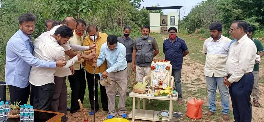 ಕರ್ನಾಟಕ ಮೃಗಾಲಯದ ಪ್ರಾಧಿಕಾರದ ಸದಸ್ಯ ಕಾರ್ಯದರ್ಶಿ ಬಿ.ಪಿ. ರವಿ ಅವರು ಬುಧವಾರ ಹಂಪಿ ಜೂ ರಸ್ತೆ ಡಾಂಬರೀಕರಣಕ್ಕೆ ಗುದ್ದಲಿ ಪೂಜೆ ನೆರವೇರಿಸಿದರು