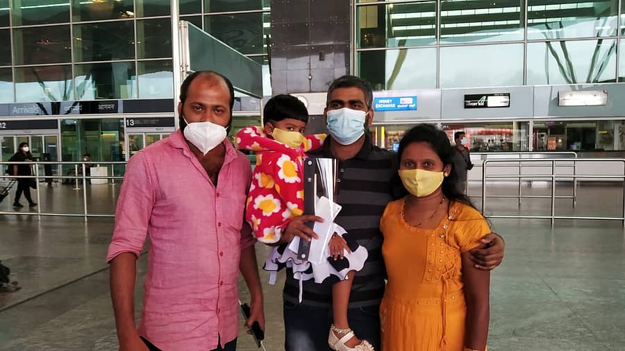 ಸೌದಿಯಿಂದ ಬಿಡುಗಡೆಯಾಗಿರುವ ಹರೀಶ್ ಬಂಗೇರ ಅವರನ್ನು ಬೆಂಗಳೂರಿನ ಕೆಂಪೇಗೌಡ ಅಂತರರಾಷ್ಟ್ರೀಯ ವಿಮಾನ ನಿಲ್ದಾಣದಲ್ಲಿ ಪತ್ನಿ ಹಾಗೂ ಸ್ನೇಹಿತ ಬರಮಾಡಿಕೊಂಡರು.