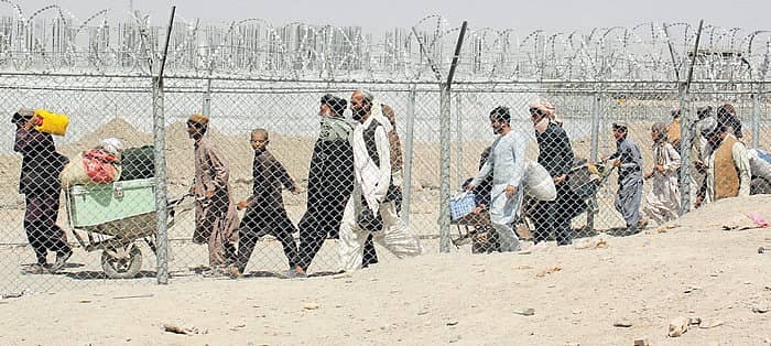 ಗಡಿ ಪಟ್ಟಣ ಚಮನ್ ಮೂಲಕ ಪಾಕಿಸ್ತಾನದತ್ತ ಸಾಗುತ್ತಿರುವ ಅಫ್ಗನ್ ಜನರು