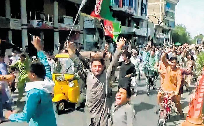 ಅಫ್ಗಾನಿಸ್ತಾನದ ಜಲಾಲಾಬಾದ್ನಲ್ಲಿ ಬುಧವಾರ ಸಾರ್ವಜನಿಕರು ಅಫ್ಗಾನಿಸ್ತಾನದ ಧ್ವಜ ಪ್ರದರ್ಶಿಸುವ ಮೂಲಕ ತಾಲಿಬಾನ್ ವಿರುದ್ಧ ಪ್ರತಿಭಟನೆ ನಡೆಸಿದರು.