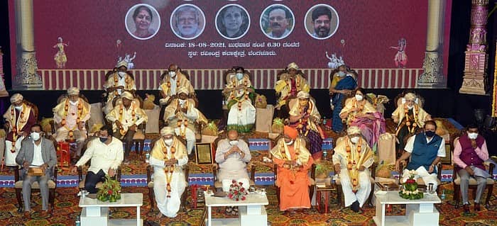 ಕನ್ನಡ ಮತ್ತು ಸಂಸ್ಕೃತಿ ಇಲಾಖೆಯು ನಗರದಲ್ಲಿ ಬುಧವಾರ ಹಮ್ಮಿಕೊಂಡ ಕಾರ್ಯಕ್ರಮದಲ್ಲಿ 2019-20ನೇ ಸಾಲಿನ ವಿವಿಧ ವಾರ್ಷಿಕ ಪ್ರಶಸ್ತಿಗಳನ್ನು ಪ್ರದಾನ ಮಾಡಲಾಯಿತು. 