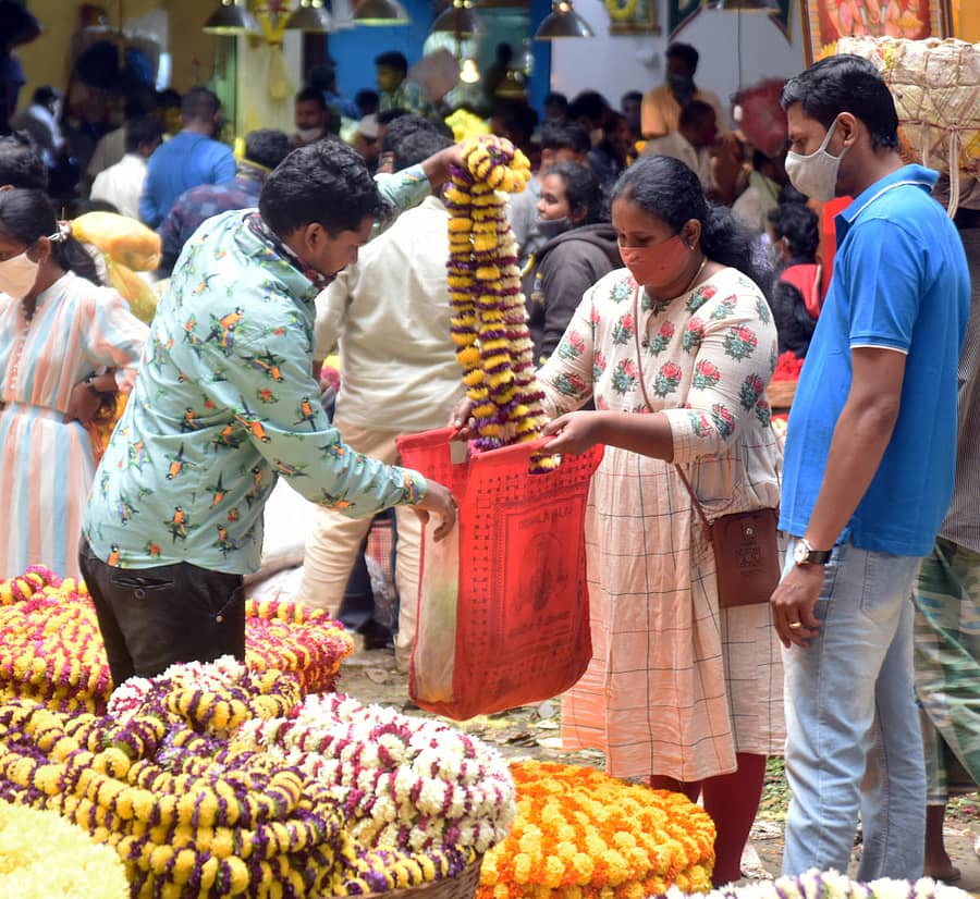 ಮಹಿಳೆಯೊಬ್ಬರು ಕೆ.ಆರ್‌.ಮಾರುಕಟ್ಟೆಯಲ್ಲಿ ಬುಧವಾರ ಹೂವು ಖರೀದಿಸಿದರು – ಪ್ರಜಾವಾಣಿ ಚಿತ್ರ/ಅನುಪ್ ರಾಘ.ಟಿ.