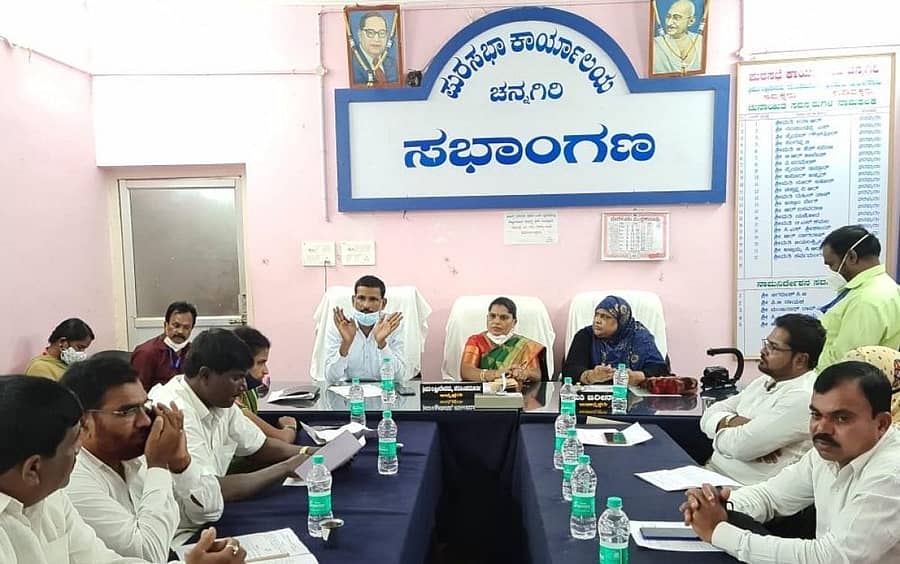 ಚನ್ನಗಿರಿಯ ಪುರಸಭೆ ಸಭಾಂಗಣದಲ್ಲಿ ಬುಧವಾರ ನಡೆದ ಸಾಮಾನ್ಯ ಸಭೆಯಲ್ಲಿ ಪುರಸಭೆ ಅಧ್ಯಕ್ಷೆ ಲಕ್ಷ್ಮೀದೇವಿ ಮಾತನಾಡಿದರು