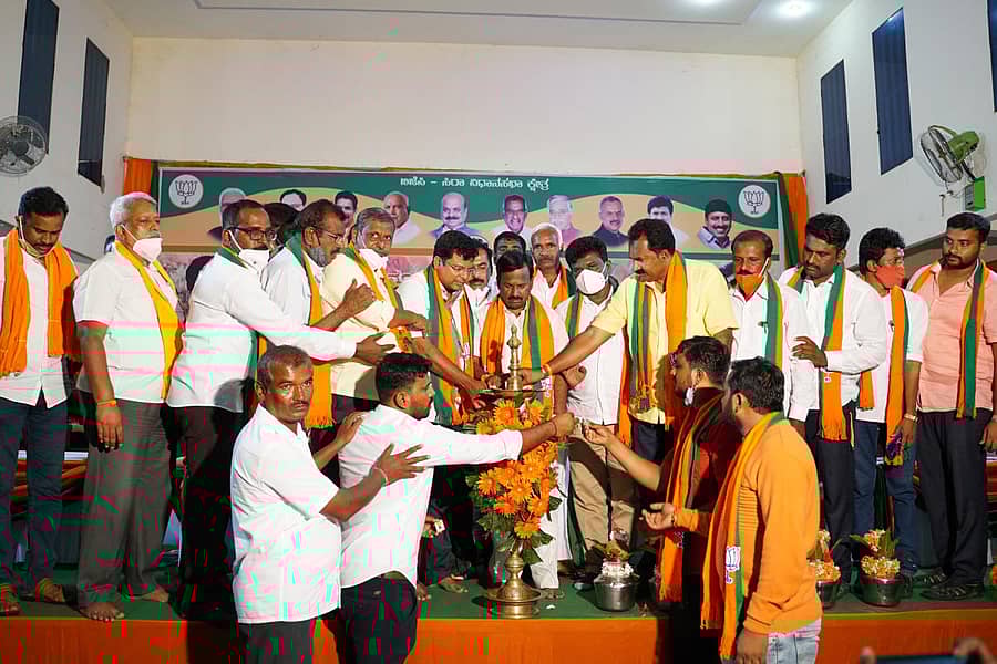 ಶಿರಾದಲ್ಲಿ ನಡೆದ ಜನಾಶೀರ್ವಾದ ಯಾತ್ರೆಗೆ ಕೇಂದ್ರ ಸಚಿವ ಎ.ನಾರಾಯಣ ಸ್ವಾಮಿ ಚಾಲನೆ ನೀಡಿದರು. ವಿಧಾನ ಪರಿಷತ್ ಸದಸ್ಯ ಚಿದಾನಂದ ಎಂ.ಗೌಡ, ಶಾಸಕ ಡಾ.ಸಿ.ಎಂ.ರಾಜೇಶ್ ಗೌಡ ಇದ್ದರು