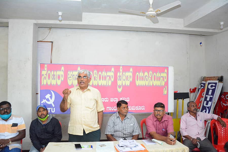 ತುಮಕೂರಿನಲ್ಲಿ ನಡೆದ ಮೆಕ್ಯಾನಿಕ್ ಹಾಗೂ ಸಹಾಯಕರ ಸಂಘದ ಸಭೆಯಲ್ಲಿ ಜಿಲ್ಲಾ ಉಪಾಧ್ಯಕ್ಷ ಬಿ.ಉಮೇಶ್ ಮಾತನಾಡಿದರು. ಮುಖಂಡರಾದ ಎನ್.ಕೆ.ಸುಬ್ರಮಣ್ಯ, ಲೋಕೇಶ್, ರಂಗಧಾಮಯ್ಯ ಇತರರು ಉಪಸ್ಥಿತರಿದ್ದರು