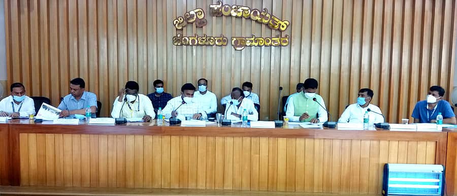 ದೇವನಹಳ್ಳಿ ತಾಲ್ಲೂಕಿನ ಬೀರಸಂದ್ರದ ಜಿಲ್ಲಾಡಳಿತ ಭವನದಲ್ಲಿ ಆಯೋಜಿಸಿದ್ದ ಜಿಲ್ಲಾಮಟ್ಟದ ಅಧಿಕಾರಿಗಳ ಸಭೆಯಲ್ಲಿ ಆರೋಗ್ಯ ಸಚಿವ ಡಾ.ಕೆ. ಸುಧಾಕರ್ ಮಾತನಾಡಿದರು. ಜಿಲ್ಲಾ ಉಸ್ತುವಾರಿ ಸಚಿವ ಎಂ.ಟಿ.ಬಿ. ನಾಗರಾಜ್ ಹಾಜರಿದ್ದರು