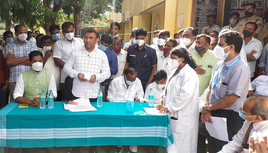 ಸೂಲಿಬೆಲೆಯ ಪ್ರಾಥಮಿಕ ಆರೋಗ್ಯ ಮತ್ತು ಕ್ಷೇಮ ಕೇಂದ್ರದಲ್ಲಿ ನಡೆದ ಕ್ಷಯರೋಗ ಪತ್ತೆ ಆಂದೋಲನದಲ್ಲಿ ಆರೋಗ್ಯ ಸಚಿವ ಡಾ.ಕೆ. ಸುಧಾಕರ್‌ ಮಾತನಾಡಿದರು