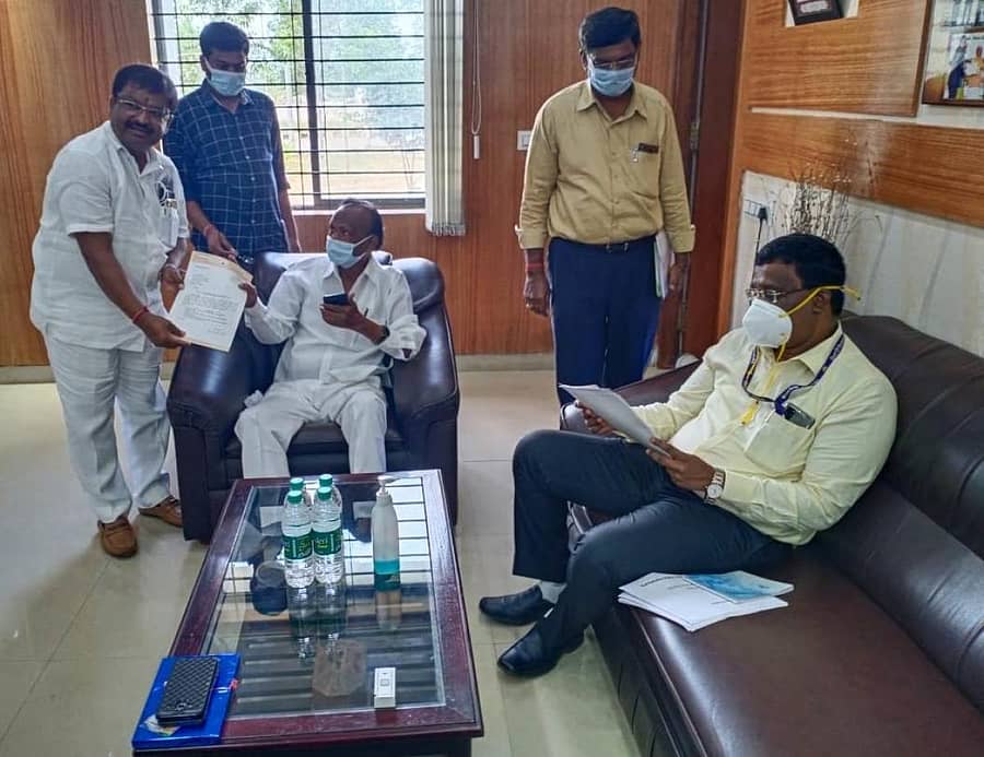 ದೇವನಹಳ್ಳಿ ತಾಲ್ಲೂಕಿನ ಬೀರಸಂದ್ರದ ಜಿಲ್ಲಾಡಳಿತ ಭವನದ ಜಿಲ್ಲಾ ಪಂಚಾಯಿತಿ ಕಚೇರಿಯಲ್ಲಿ ಶಾಸಕ ನಿಸರ್ಗ ನಾರಾಯಣಸ್ವಾಮಿ ಅವರು, ಸಚಿವ ಎಂ.ಟಿ.ಬಿ. ನಾಗರಾಜ್ ಅವರಿಗೆ ಮನವಿ ಸಲ್ಲಿಸಿದರು
