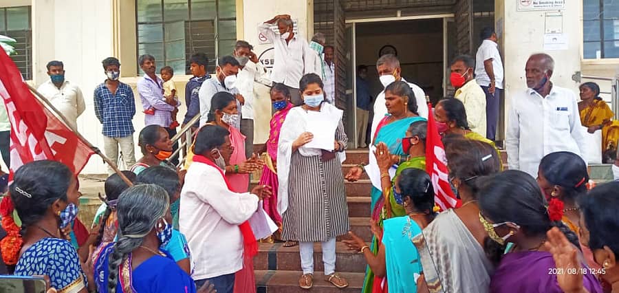 ಕೊರಟಗೆರೆಯಲ್ಲಿ ಬಿಸಿಯೂಟ ತಯಾರಕರ ಫೆಡರೇಷನ್ ಸದಸ್ಯರು ವಿವಿಧ ಬೇಡಿಕೆಗಳ ಈಡೇರಿಕೆಗೆ ಒತ್ತಾಯಿಸಿ ಪ್ರತಿಭಟನೆ ನಡೆಸಿ, ತಹಶೀಲ್ದಾರ್ ನಾಹಿದಾ ಜಮ್ ಜಮ್ ಅವರಿಗೆ ಮನವಿ ಸಲ್ಲಿಸಿದರು. ಕಾಂತರಾಜು ಇದ್ದರು