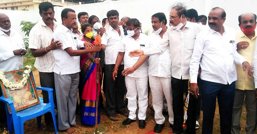 ಚನ್ನರಾಯಪಟ್ಟಣ ಹೋಬಳಿಯ ಭಟ್ಟರಮಾರೇನಹಳ್ಳಿ ಸರ್ಕಾರಿ ಹಿರಿಯ ಪ್ರಾಥಮಿಕ ಪಾಠ ಶಾಲೆಯ ಆವರಣದಲ್ಲಿ ಕೊಠಡಿ ನಿರ್ಮಾಣ ಕಾಮಗಾರಿಗೆ ಶಾಸಕ ನಿಸರ್ಗ ನಾರಾಯಣಸ್ವಾಮಿ ಚಾಲನೆ ನೀಡಿದರು