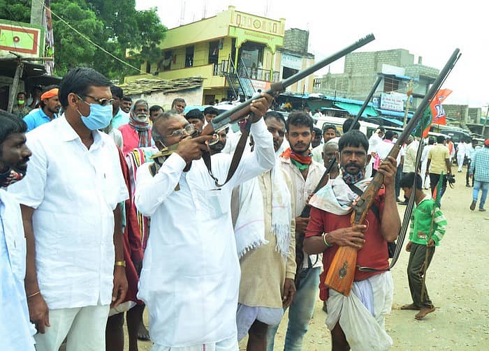 ಯಾದಗಿರಿ ತಾಲೂಕಿನ ಯರಗೋಳ ಗ್ರಾಮದ ಬಳಿ ಬಂದೂಕಿನಿಂದ ಸಿಡಿಮದ್ದು ಹಾರಿಸಿ ಕೇಂದ್ರ ಸಚಿವರನ್ನು ಸ್ವಾಗತಿಸಲಾಯಿತು.