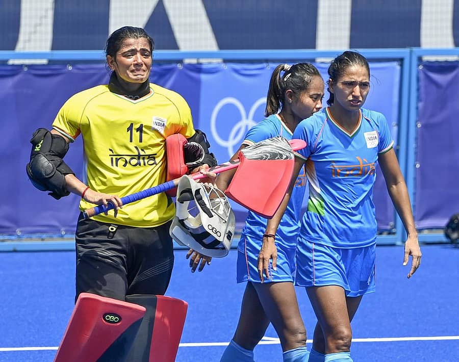 ಟೋಕಿಯೊ ಒಲಿಂಪಿಕ್ನಲ್ಲಿ ಕಂಚಿನ ಪದಕಕ್ಕಾಗಿ ಗ್ರೇಟ್ ಬ್ರಿಟನ್ ವಿರುದ್ಧ ನಡೆದ ಪಂದ್ಯದಲ್ಲಿ ಸೋಲು ಅನುಭವಿಸಿದಾಗ ಭಾರತದ ಗೋಲ್ಕೀಪರ್ ಸುನೀತಾ ಪೂನಿಯಾ ಭಾವುಕರಾದರು. (ಪಿಟಿಐ ಚಿತ್ರ)