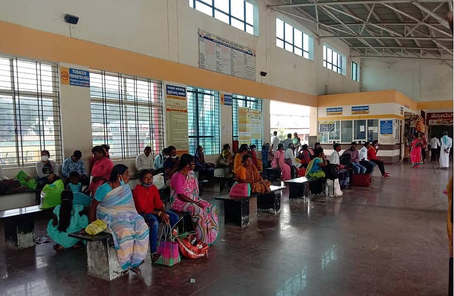 ಹೊಸದುರ್ಗದ ಸರ್ಕಾರಿ ಬಸ್ ನಿಲ್ದಾಣದಲ್ಲಿ ಬಸ್ಸಿಗೆ ಕಾದು ಕುಳಿತಿರುವ ಜನರು.