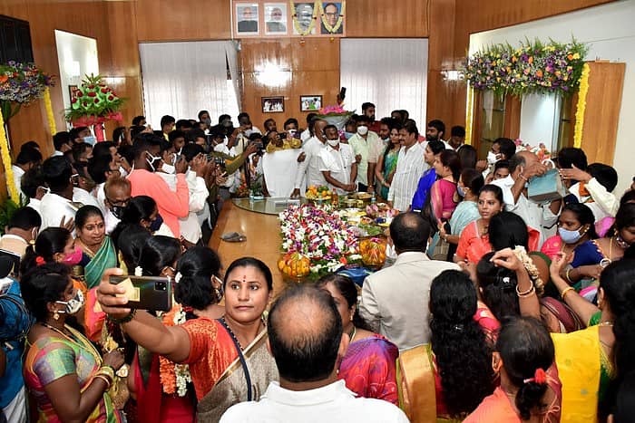 ಸಚಿವ ಮುನಿರತ್ನ ಕಚೇರಿ ಮುಂದೆ ಜನವೋ ಜನ