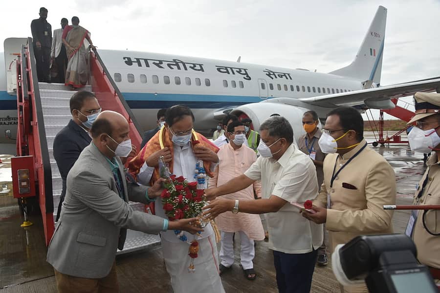 ಉಪರಾಷ್ಟ್ರಪತಿ ಎಂ.ವೆಂಕಯ್ಯನಾಯ್ಡು ಅವರಿಗೆ ಪ್ರಲ್ಹಾದ ಜೋಶಿ  ಹಾಗೂ ಶಾಸಕ ಜಗದೀಶ ಶೆಟ್ಟರ್ ಅವರು ಶಾಲು ಹಾಕಿ ಸ್ವಾಗತ