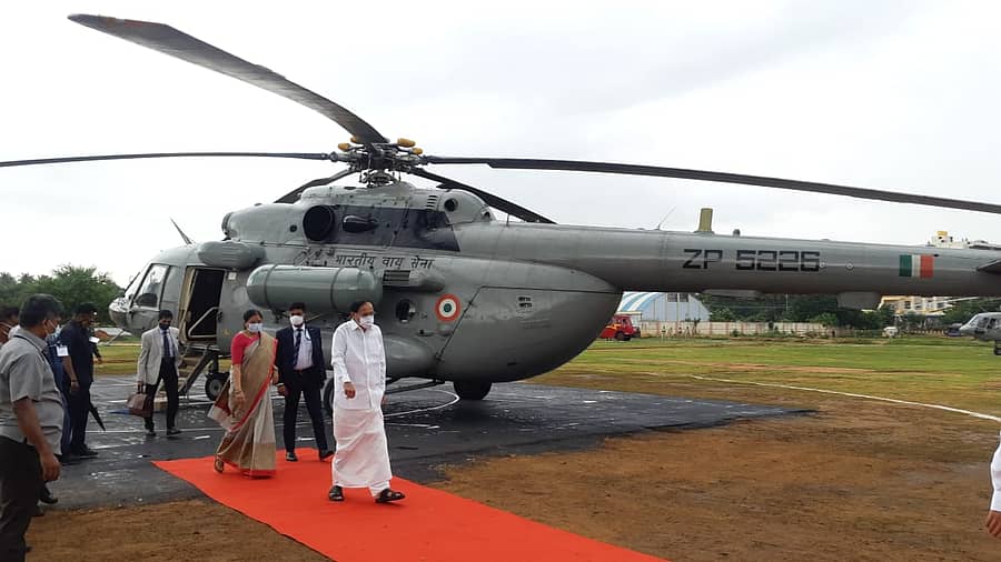 ವಾಯುಸೇನೆಯ ವಿಶೇಷ ಹೆಲಿಕ್ಯಾಪ್ಟರ್‌ನಲ್ಲಿ ಹೊಸಪೇಟೆಯ ತಾಲ್ಲೂಕು ಕ್ರೀಡಾಂಗಣದ ಹೆಲಿಪ್ಯಾಡ್‌ಗೆ ಬಂದಿಳಿದ ವೆಂಕಯ್ಯ ನಾಯ್ಡು