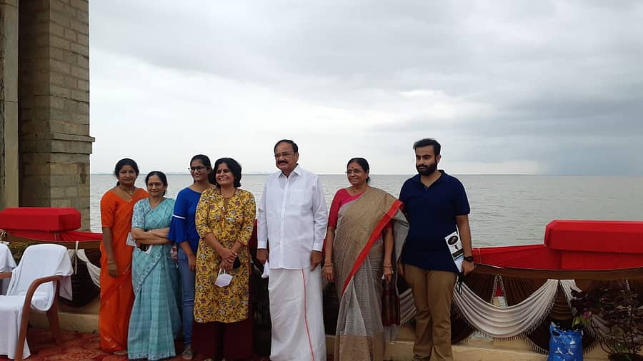 ಕುಟುಂಬ ಸದಸ್ಯರೊಡನೆ ಛಾಯಾಚಿತ್ರ ತೆಗೆಸಿಕೊಂಡ ಉಪರಾಷ್ಟ್ರಪತಿ ಎಂ.ವೆಂಕಯ್ಯ ನಾಯ್ಡು 