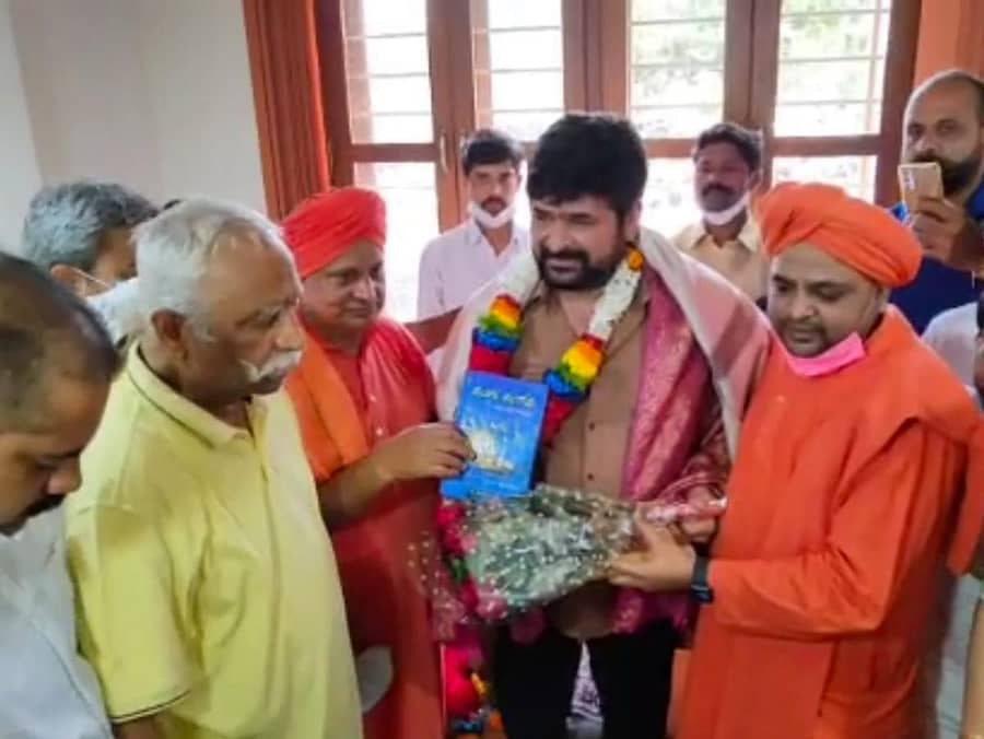 ಬೆಳಗಾವಿಯ ಕೇಂದ್ರ ಕಾರಾಗೃಹದಿಂದ ಜಾಮೀನಿನ ಮೇಲೆ ಶನಿವಾರ ಬಿಡುಗಡೆಯಾದ ಕಾಂಗ್ರೆಸ್ ಮುಖಂಡ ವಿನಯ ಕುಲಕರ್ಣಿ ಅವರನ್ನು ಧಾರವಾಡ ಮುರುಘಾ ಮಠದ ಮಲ್ಲಿಕಾರ್ಜುನ ಸ್ವಾಮೀಜಿ ಮತ್ತು ಡಾ.ಅಲ್ಲಮಪ್ರಭು ಸ್ವಾಮೀಜಿ ನಾಗನೂರು ರುದ್ರಾಕ್ಷಿಮಠದಲ್ಲಿ ಸನ್ಮಾನಿಸಿದರು. ಮುಖಂಡ ಪ್ರಕಾಶ ಹುಕ್ಕೇರಿ ಇದ್ದಾರೆ