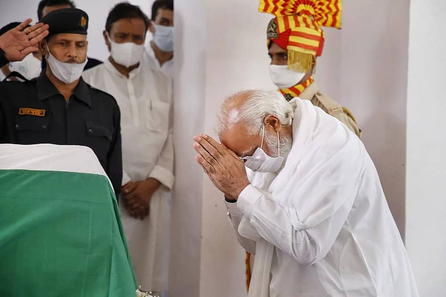 ಕಲ್ಯಾಣ್ ಸಿಂಗ್ ಅವರ ಪಾರ್ಥಿವ ಶರೀರದ ದರ್ಶನ ಪಡೆದ ಪ್ರಧಾನಿ ನರೇಂದ್ರ ಮೋದಿ ಅಗಲಿದ ನಾಯಕನಿಗೆ ಅಂತಿಮ ನಮನ ಸಲ್ಲಿಸಿದರು. (ಪಿಟಿಐ ಚಿತ್ರ)