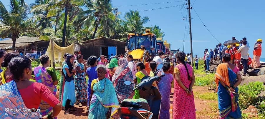 ಹೊನ್ನಾವರ ತಾಲ್ಲೂಕಿನ ಕಾಸರಕೋಡ ಟೊಂಕ ಸಮೀಪ ನಿರ್ಮಿಸಲು ಉದ್ದೇಶಿಸಿರುವ ವಾಣಿಜ್ಯ ಬಂದರಿಗೆ ಸಂಬಂಧಿಸಿದ ರಸ್ತೆ ನಿರ್ಮಾಣಕ್ಕೆ ಸ್ಥಳೀಯರು ಮಂಗಳವಾರ ತಡೆಯೊಡ್ಡಿದರು.