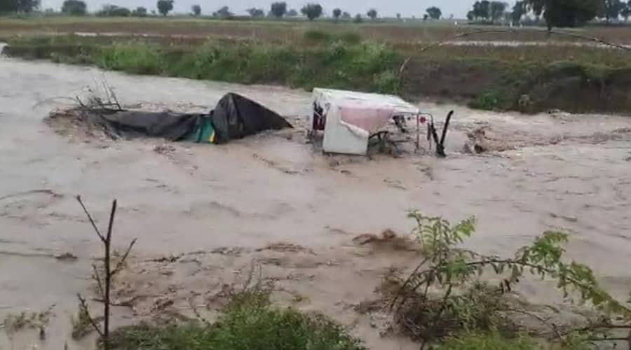 ಯಲಬುರ್ಗಾ ತಾಲ್ಲೂಕು ಕರಮುಡಿ ಮತ್ತು ಬಂಡಿಹಾಳ ಗ್ರಾಮದ ನಡುವಿನ ಹಳ್ಳದಲ್ಲಿ ಟ್ರ್ಯಾಕ್ಟರ್ ಕೊಚ್ಚಿ ಹೋಗುತ್ತಿರುವುದು