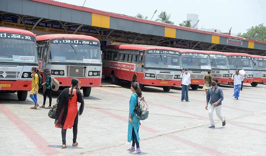 ದಾವಣಗೆರೆಯ ಕೆಎಸ್ಆರ್ಟಿಸಿ ಬಸ್ ನಿಲ್ದಾಣದಲ್ಲಿ ಬಸ್ ಹತ್ತುತ್ತಿರುವ ವಿದ್ಯಾರ್ಥಿಗಳು (ಸಾಂದರ್ಭಿಕ ಚಿತ್ರ)