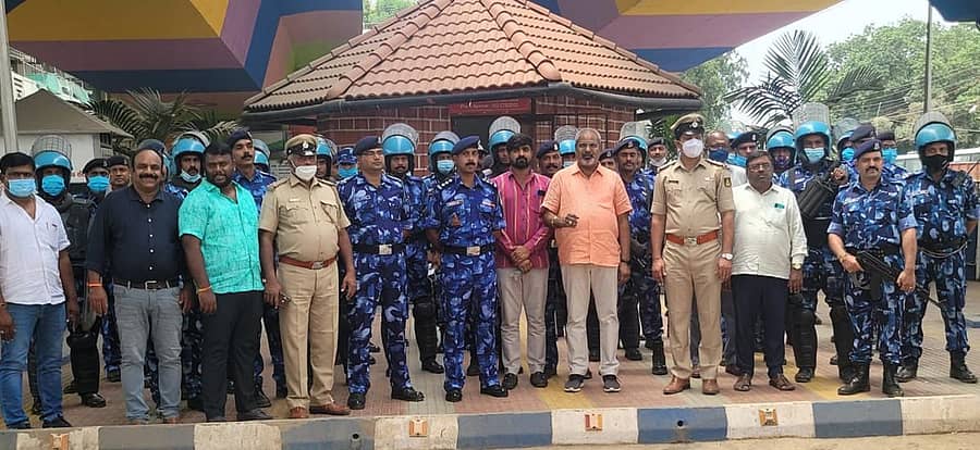 ಆನೇಕಲ್ ತಾಲ್ಲೂಕಿನ ಬೊಮ್ಮಸಂದ್ರ ಕೈಗಾರಿಕಾ ಪ್ರದೇಶಕ್ಕೆ ರ್ಯಾಪಿಡ್ ಆಕ್ಷನ್ ಫೋರ್ಸ್ (ಆರ್ಎಎಫ್) ಅಧಿಕಾರಿಗಳ ತಂಡ ಭೇಟಿ ನೀಡಿ ಭದ್ರತೆ ದೃಷ್ಟಿಯಿಂದ ಕೈಗೊಳ್ಳಬೇಕಾದ ಸುರಕ್ಷತಾ ಕ್ರಮಗಳ ಬಗ್ಗೆ ಪರಿಶೀಲಿಸಿತು