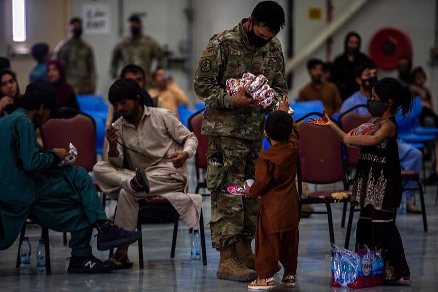 ಕಾಬೂಲ್ ವಿಮಾನ ನಿಲ್ದಾಣದಲ್ಲಿ ಅಫ್ಗನ್ ಮಕ್ಕಳಿಗೆ ಬಿಸ್ಕತ್ತು ಹಂಚುತ್ತಿರುವ ಅಮೆರಿಕ ಭದ್ರತಾ ಪಡೆ ಸಿಬ್ಬಂದಿ (ಎಎಫ್ಪಿ ಚಿತ್ರ)