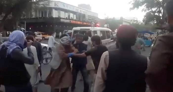 ಗಾಯಾಳುಗಳನ್ನು ಆಸ್ಪತ್ರೆಗೆ ಸಾಗಿಸುತ್ತಿರುವ ದೃಶ್ಯ (ಚಿತ್ರ ಕೃಪೆ: ರಾಯಿಟರ್ಸ್)