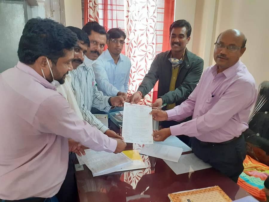 ಪದವಿಪೂರ್ವ ಕಾಲೇಜಿನ ಉಪನ್ಯಾಸಕರ ಸಂಘದ ಜಿಲ್ಲಾ ಘಟಕದಿಂದ ಹಲವಾರು ಬೇಡಿಕೆ ಈಡೇರಿಸುವಂತೆ ಒತ್ತಾಯಿಸಿ ಉಪ ನಿರ್ದೇಶಕ ಆನಂದ್ ಮೂಲಕ ಸರ್ಕಾರಕ್ಕೆ ಮನವಿ ಸಲ್ಲಿಸಲಾಯಿತು